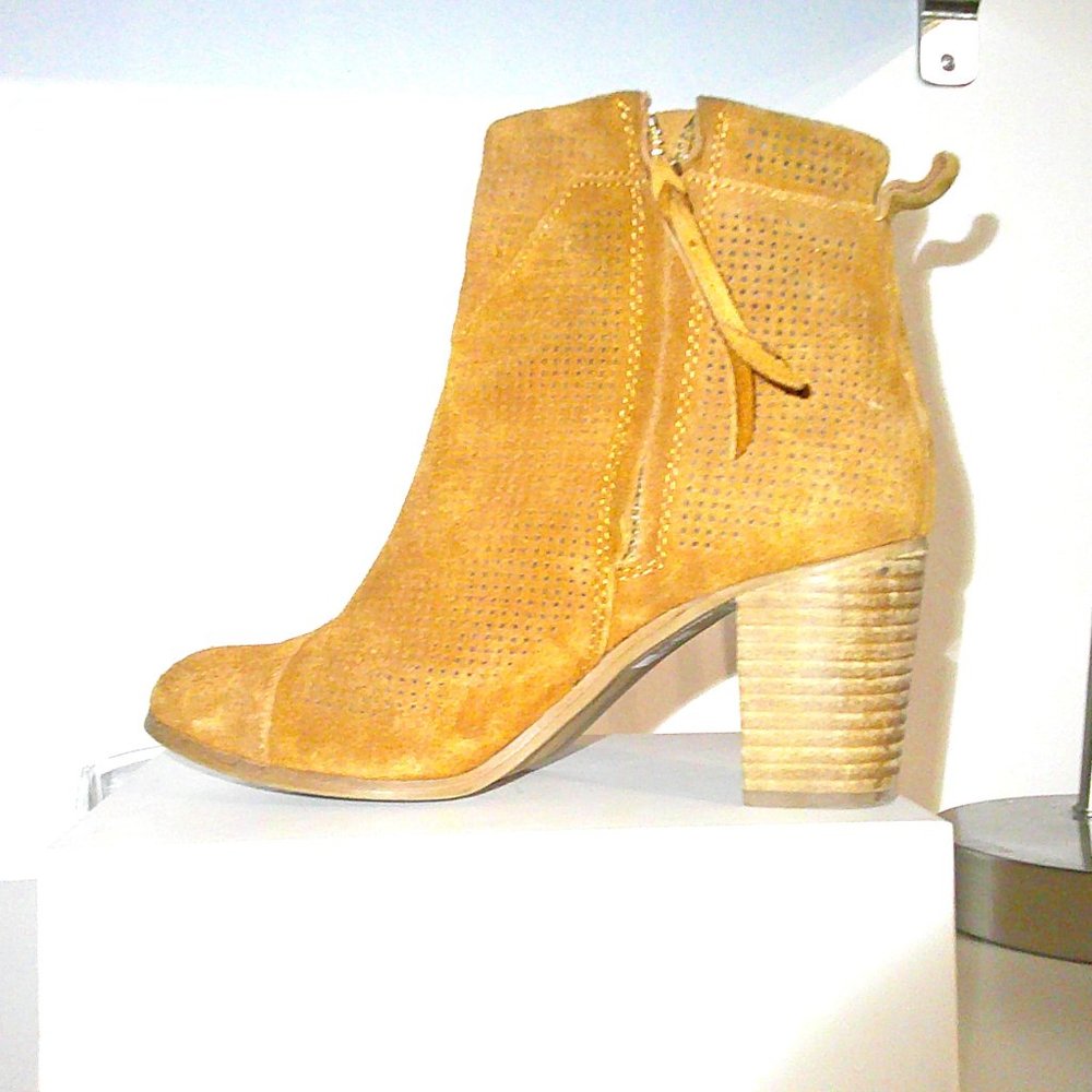 TOMS - Closed Round Toe Brown Suede leather Interior zipper Heeled Boots - Sz 7